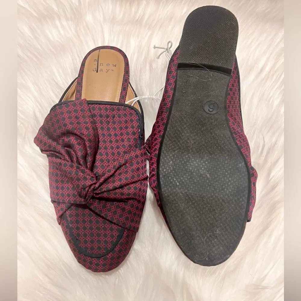 Loafer with side bow detail